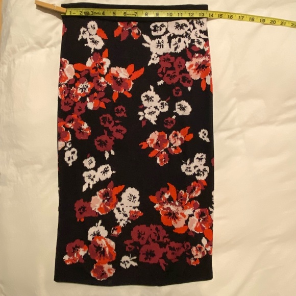 Sweater pencil skirt with red & white flowers - Picture 5 of 6
